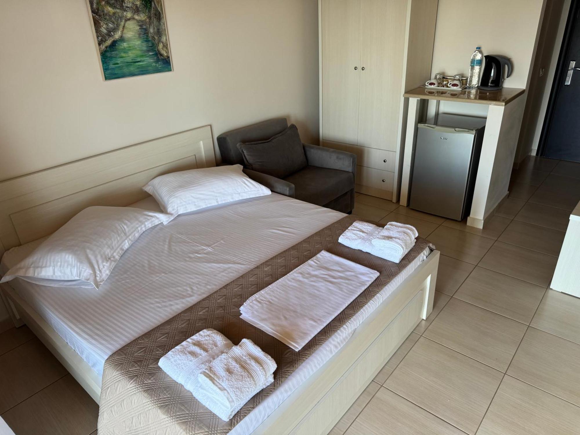 George Hotel Rooms&Suites ヒマラ エクステリア 写真